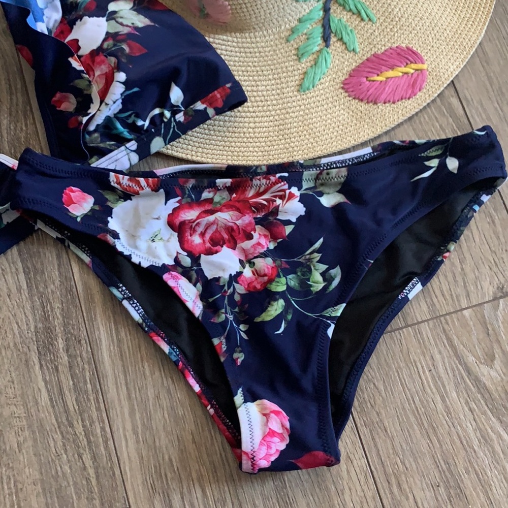Two piece bikini - Picture 3 of 3